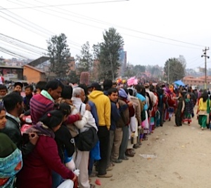 Thousands of Hundu devotees stand on line to enter Pashupatinath on Maha ShivaRatri © Donatella Lorch