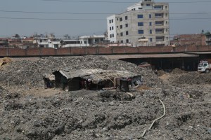 Living amid the piles of garbage on the shore of the Bagmati River in Kathmandu. © Donatella Lorch